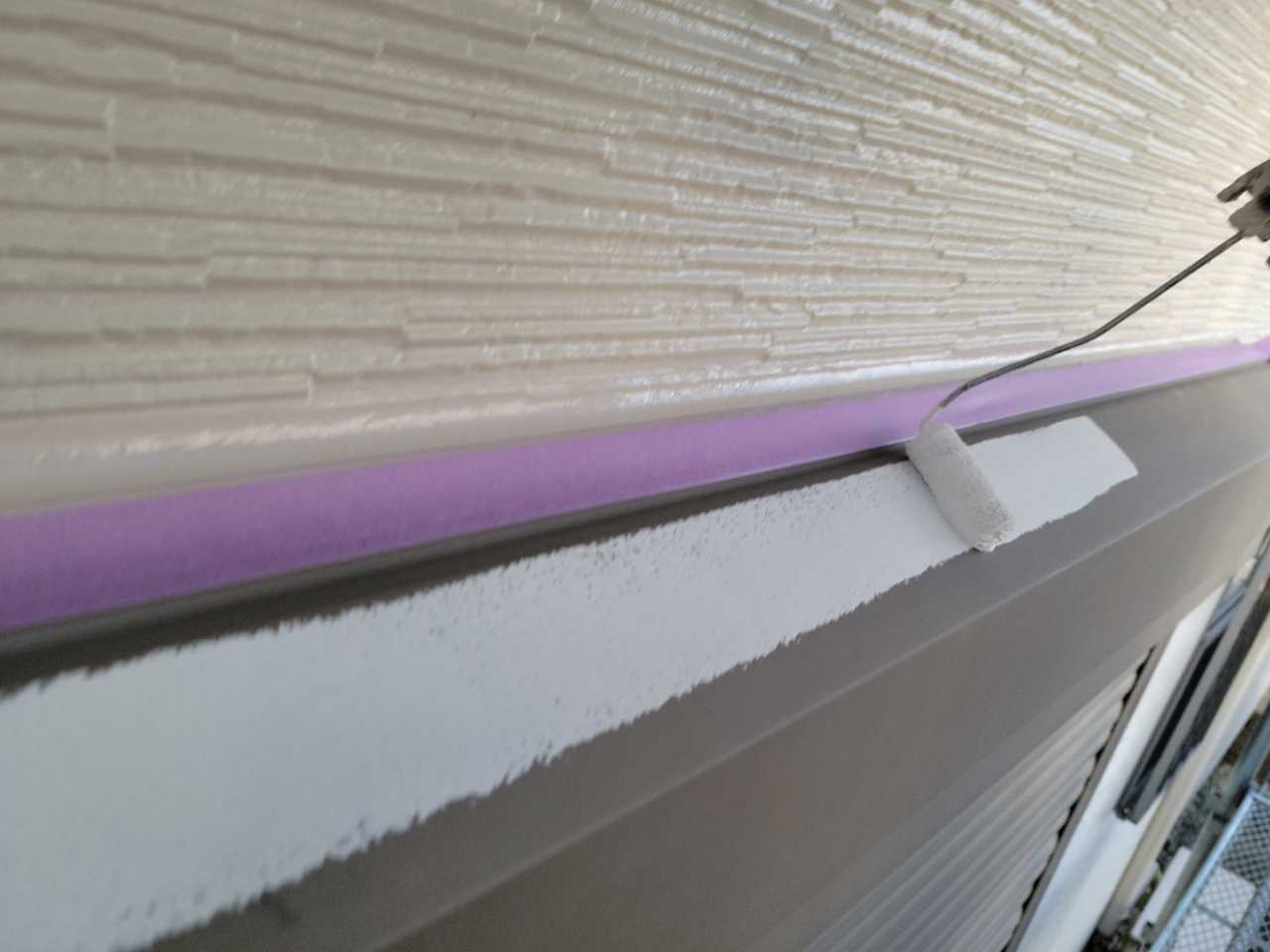 仕上げ塗装1回目です。