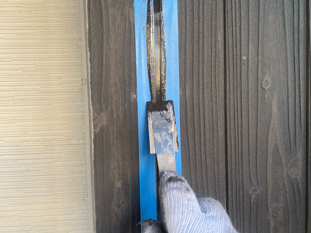 へらで押さえ込みます。