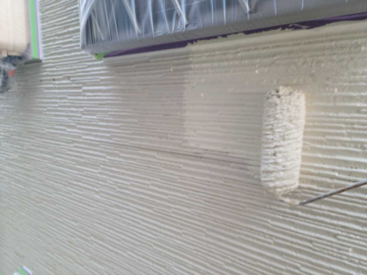 仕上げ塗装1回目です。