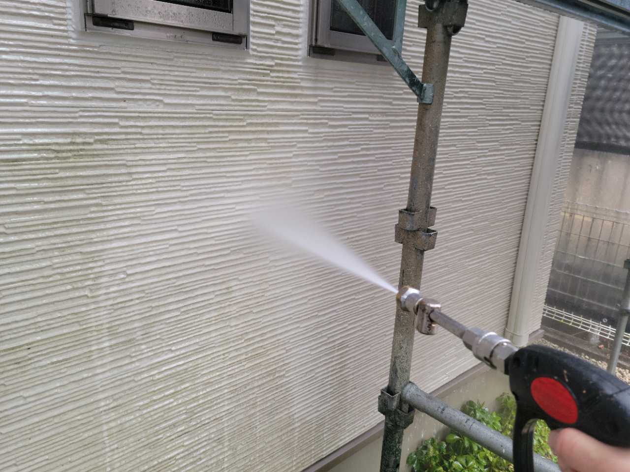 高圧洗浄します。