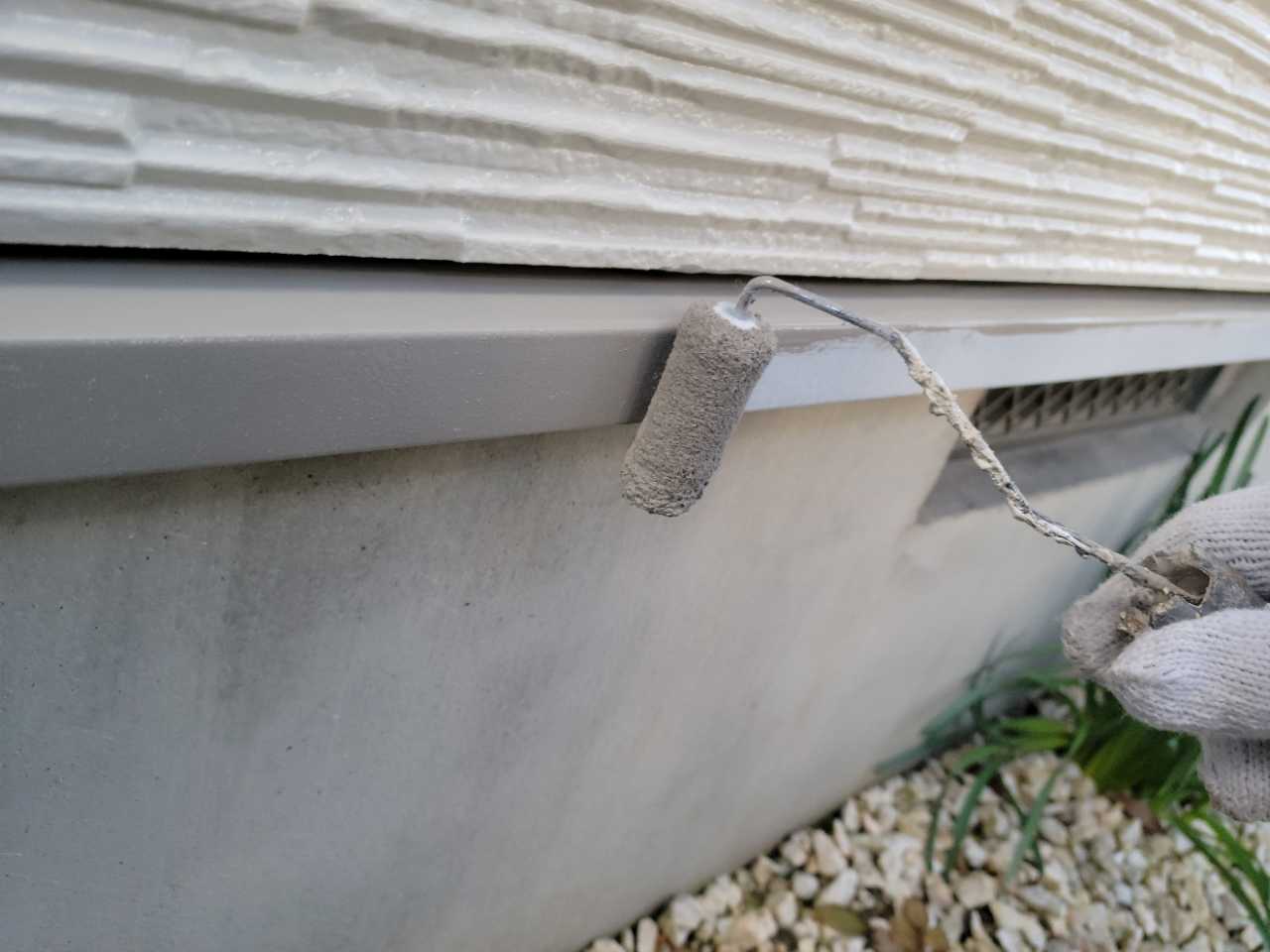 仕上げ塗装1回目です。