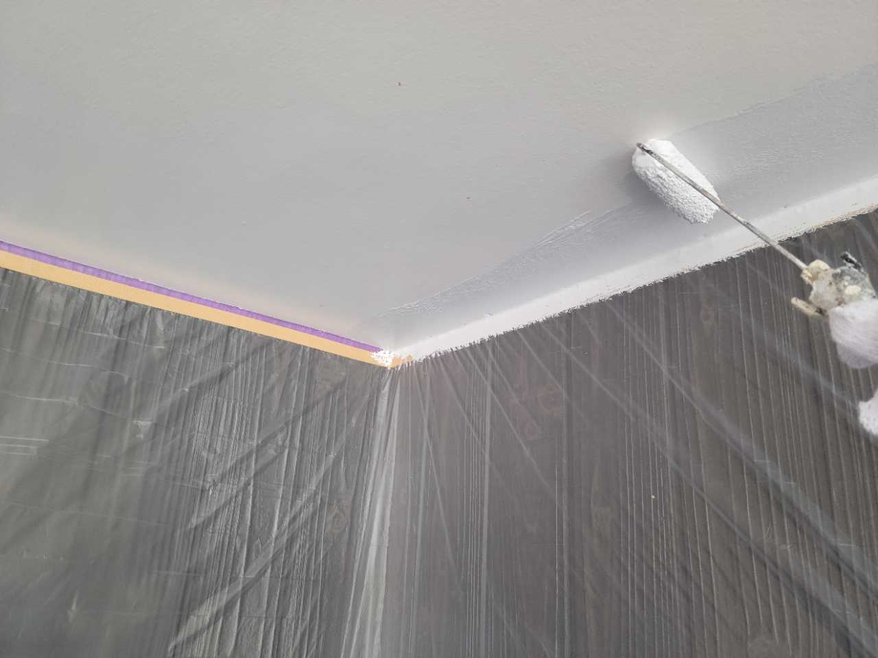 仕上げ塗装1回目です。