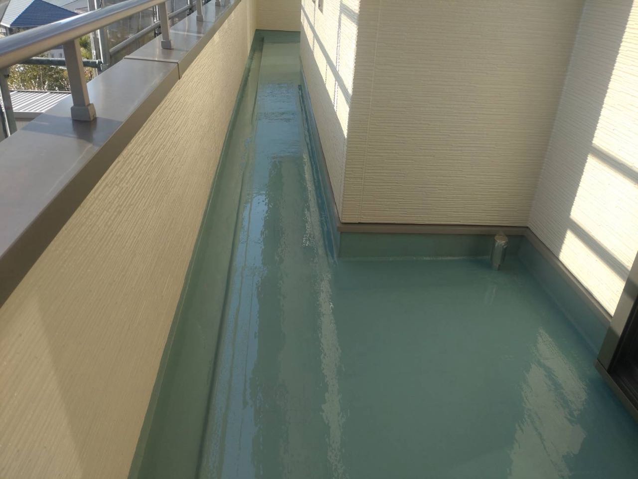 ウレタン防水塗布1回目。