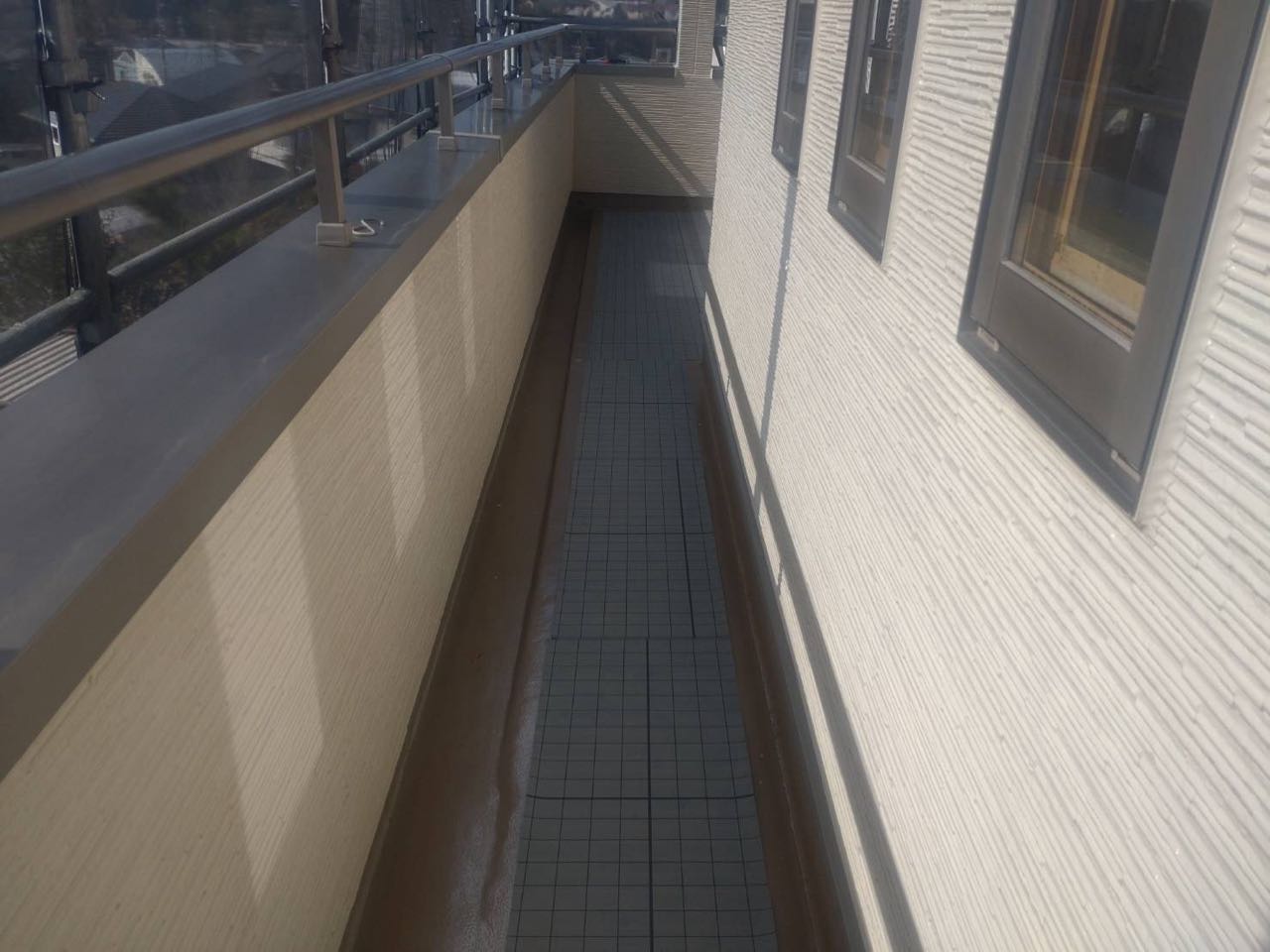 自着シートを張ります。