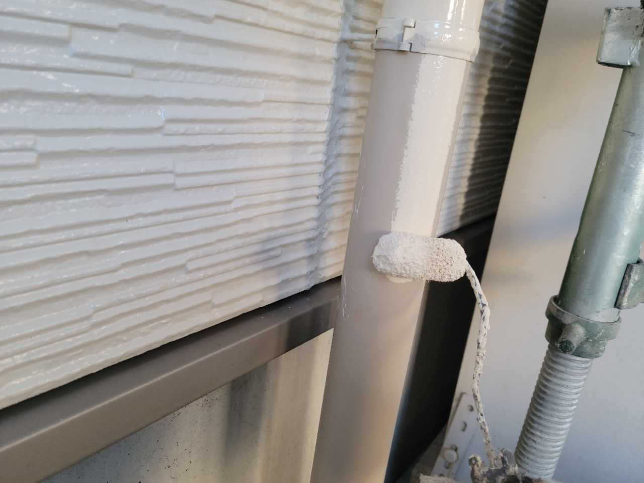 仕上げ塗装1回目です。