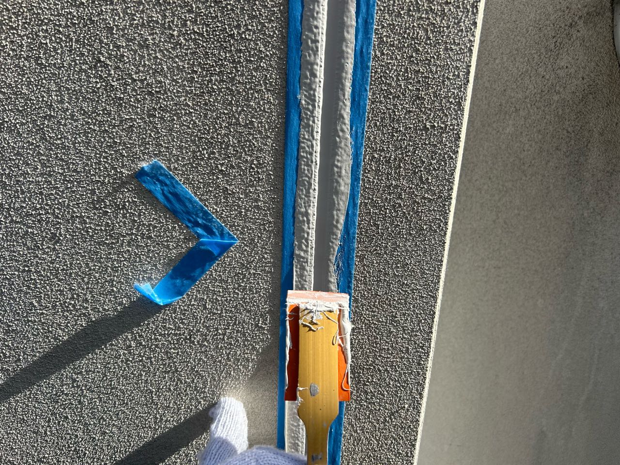 へらで押さえ込みます。