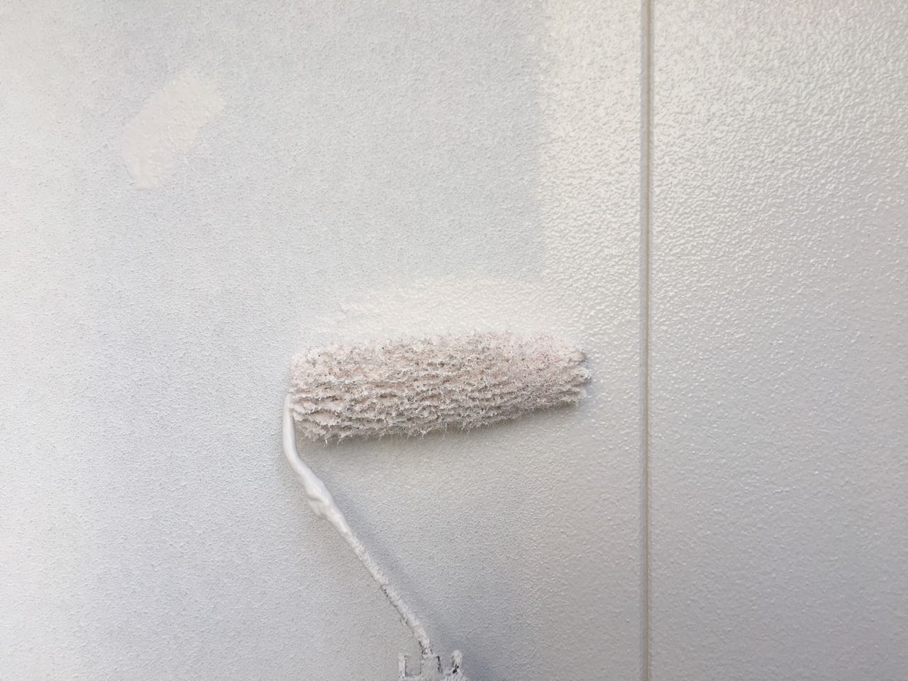 仕上げ塗装1回目です。