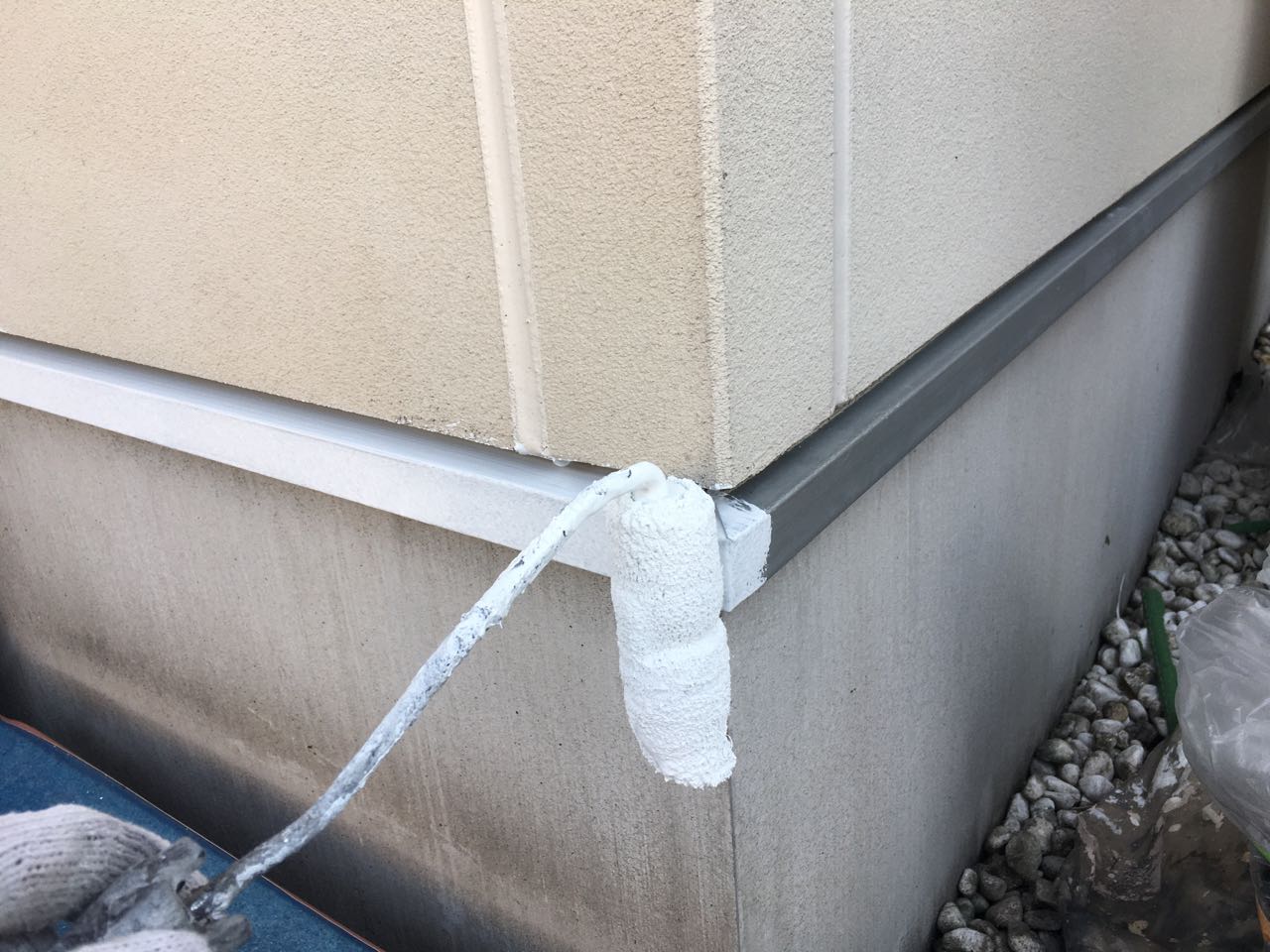 仕上げ塗装1回目です。