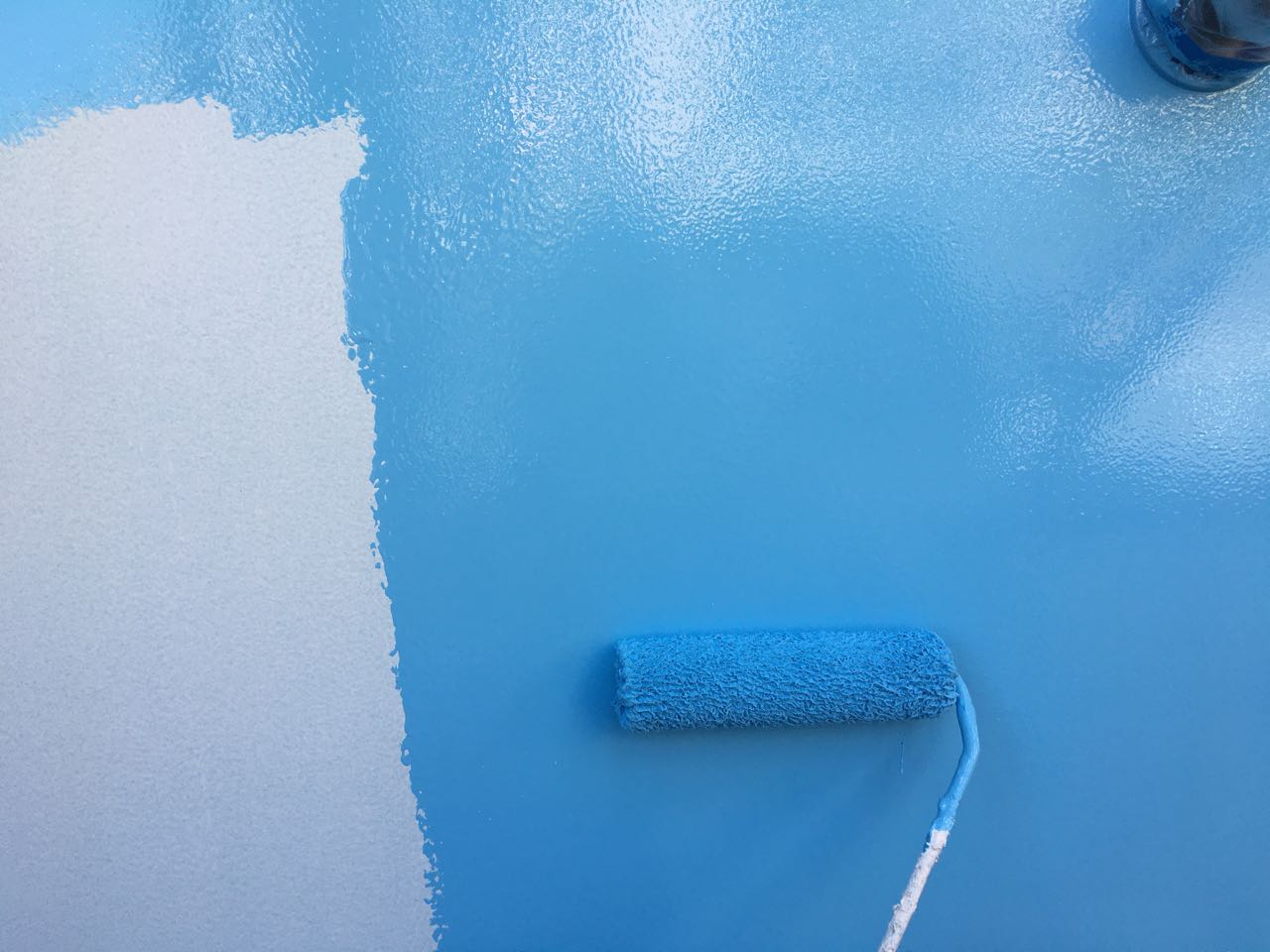 仕上げ塗装1回目です。