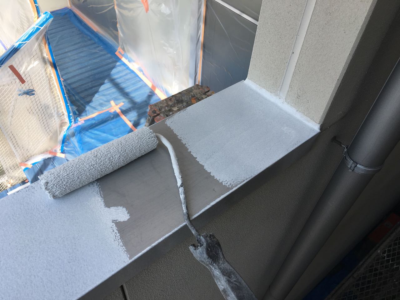 仕上げ塗装1回目です。