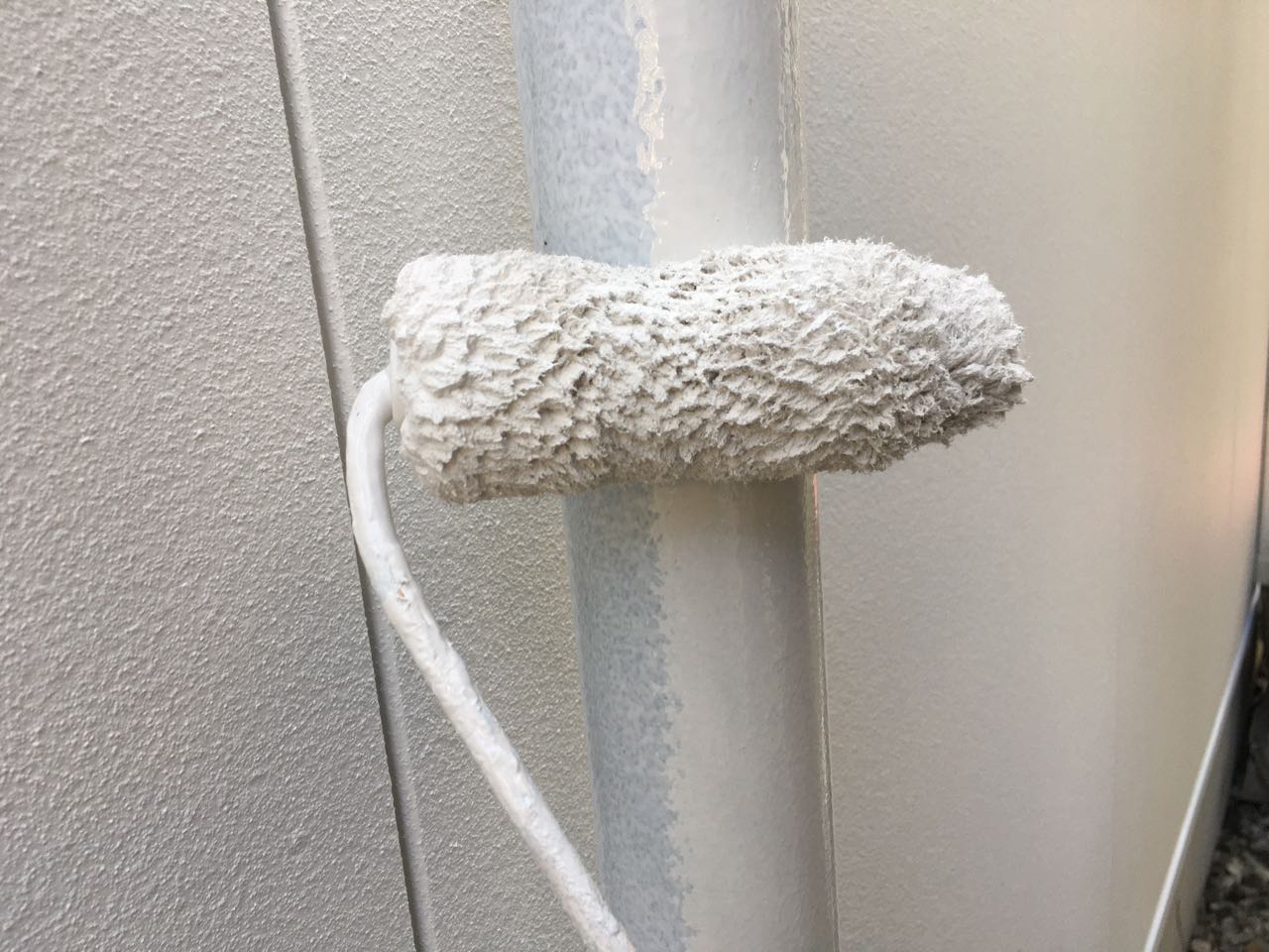 仕上げ塗装1回目です。