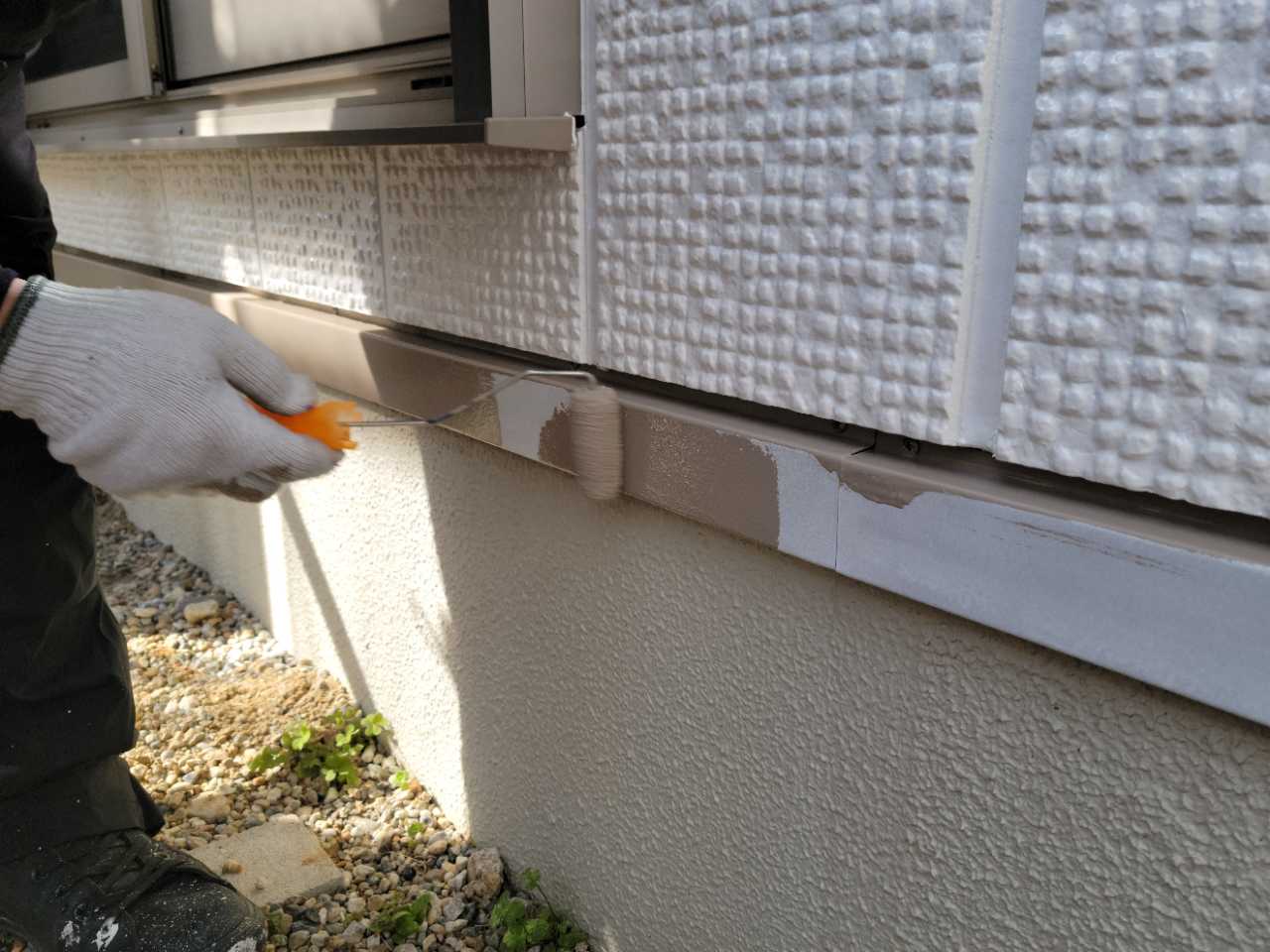 仕上げ塗装1回目です。