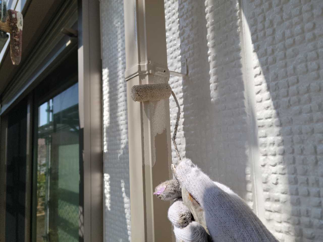 仕上げ塗装1回目です。