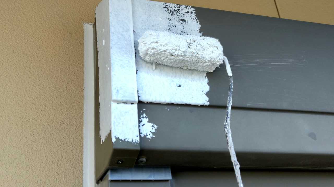 仕上げ塗装1回目です。