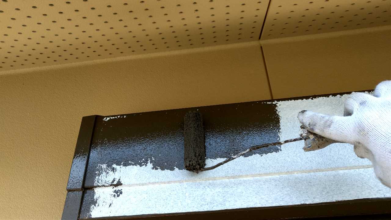 仕上げ塗装1回目です。