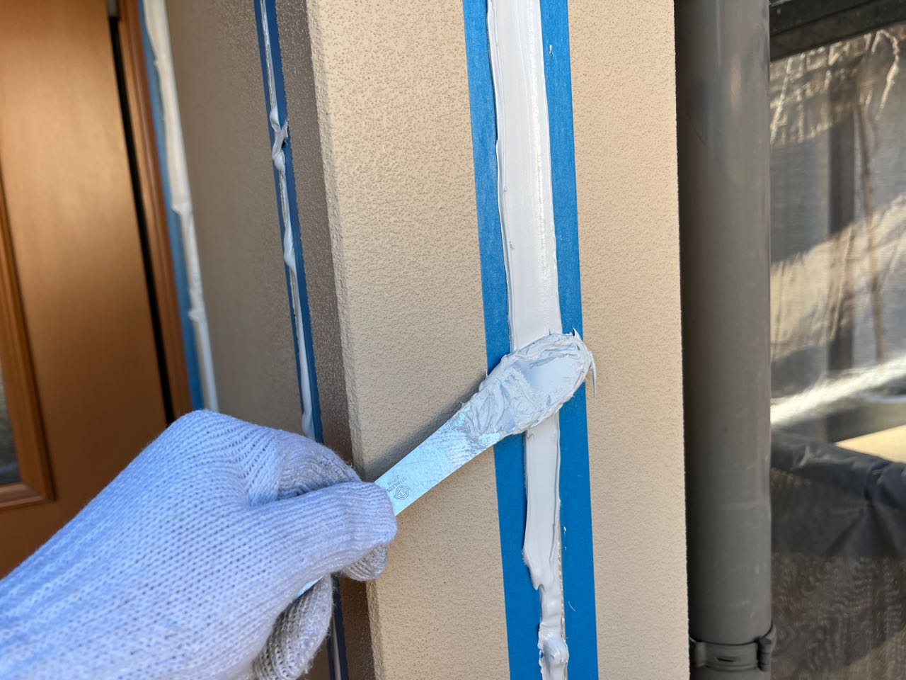 へらで押さえ込みます。