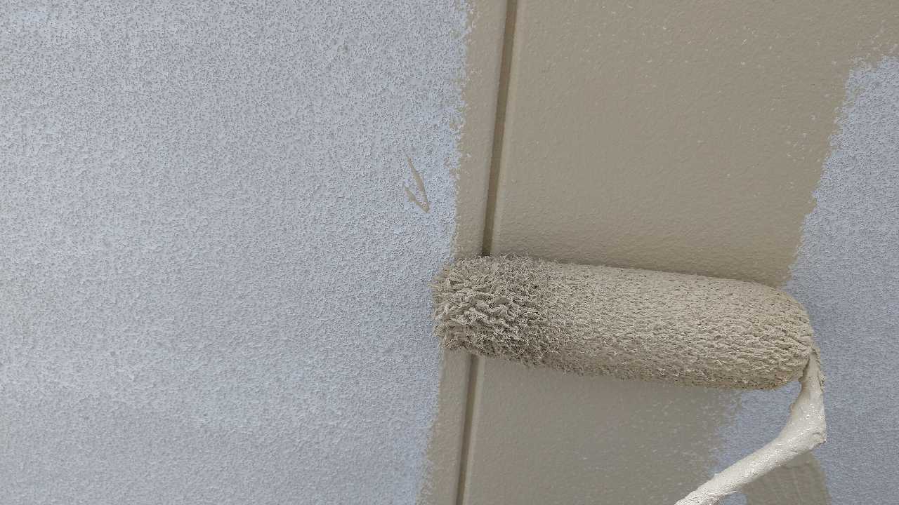 仕上げ塗装1回目です。