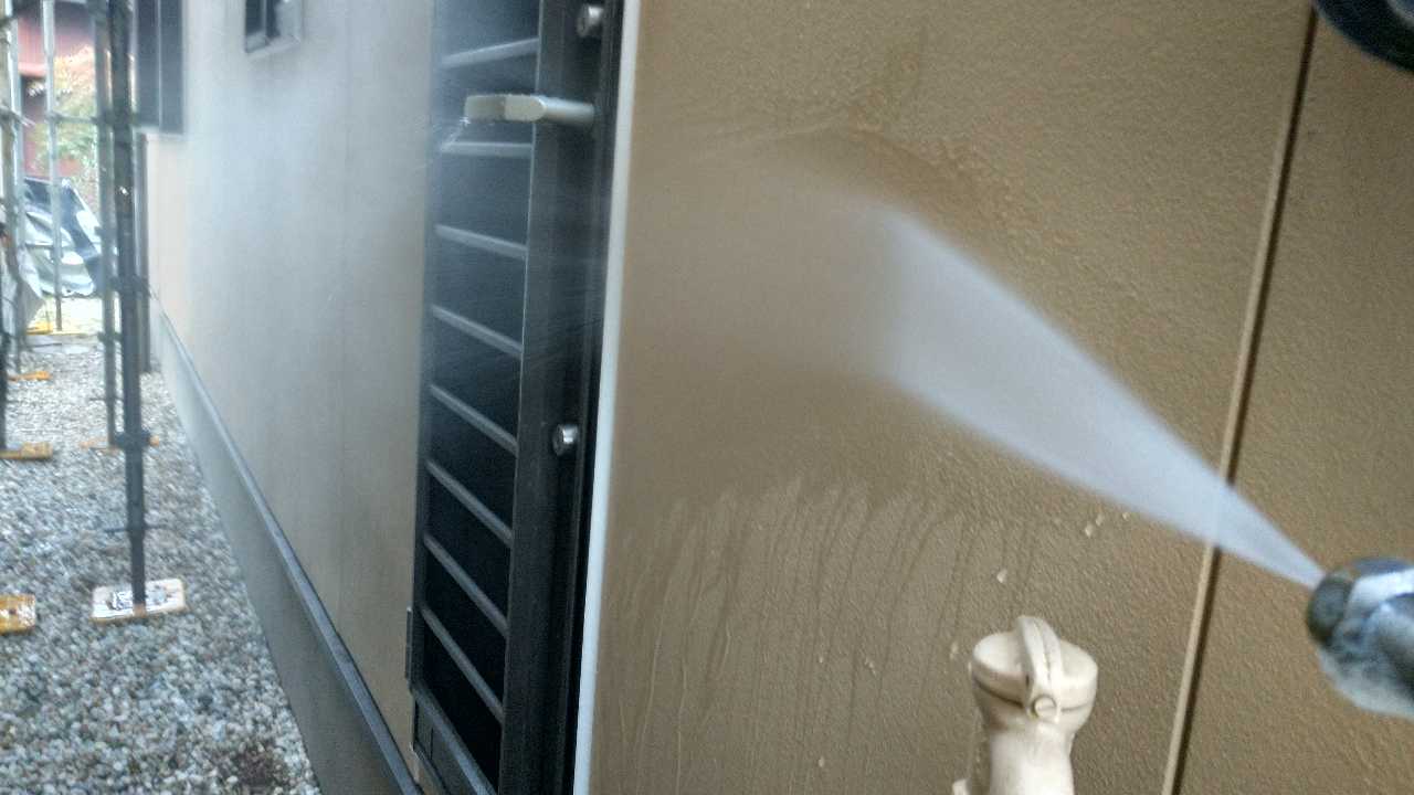 高圧洗浄します。