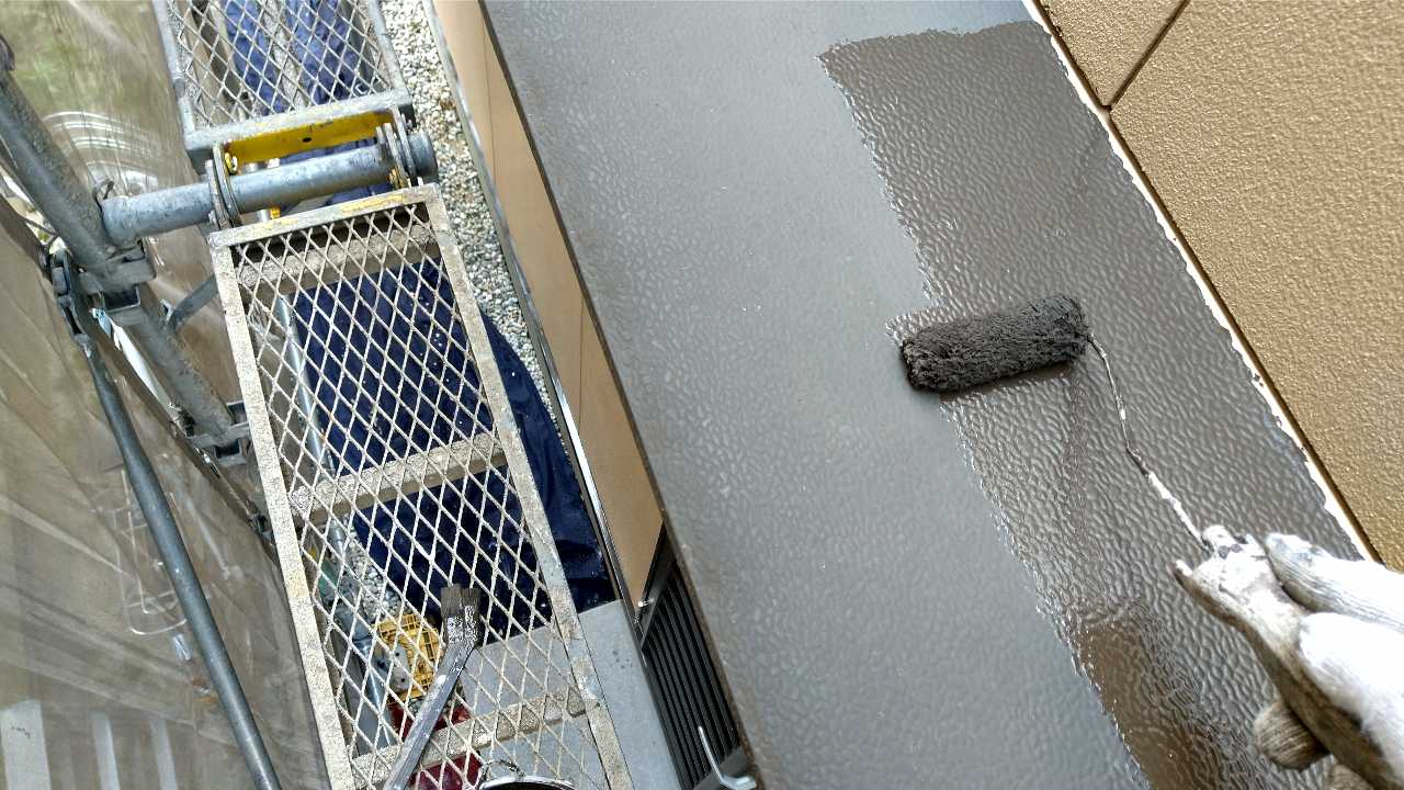 仕上げ塗装1回目です。