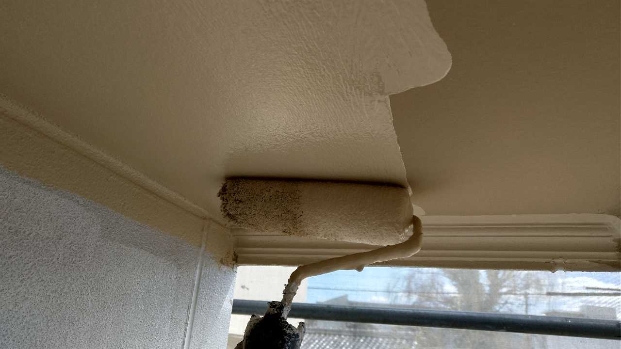 仕上げ塗装1回目です。