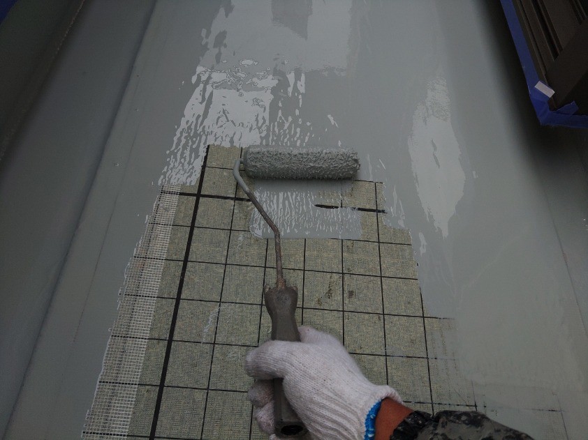 ウレタン防水塗布1回目。