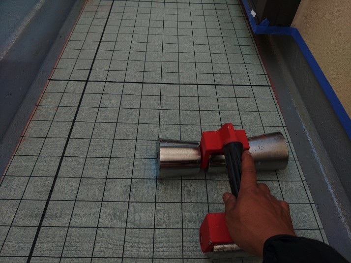 自着シートを張ります。