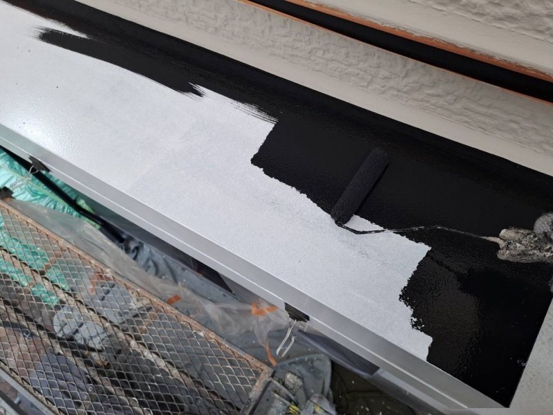 仕上げ塗装1回目です。