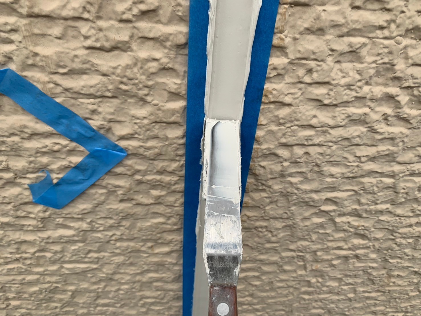 へらで押さえ込みます。