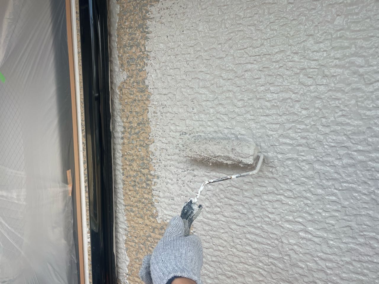 仕上げ塗装1回目です。