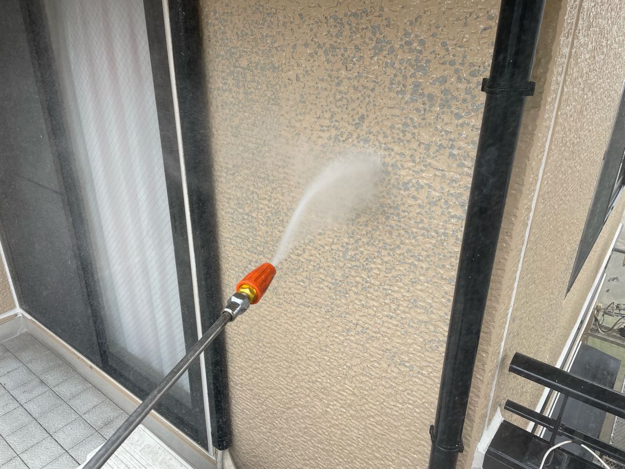 高圧洗浄します。