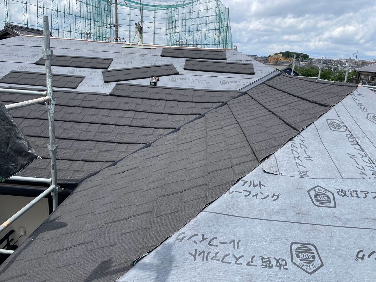 屋根材取り付けです。