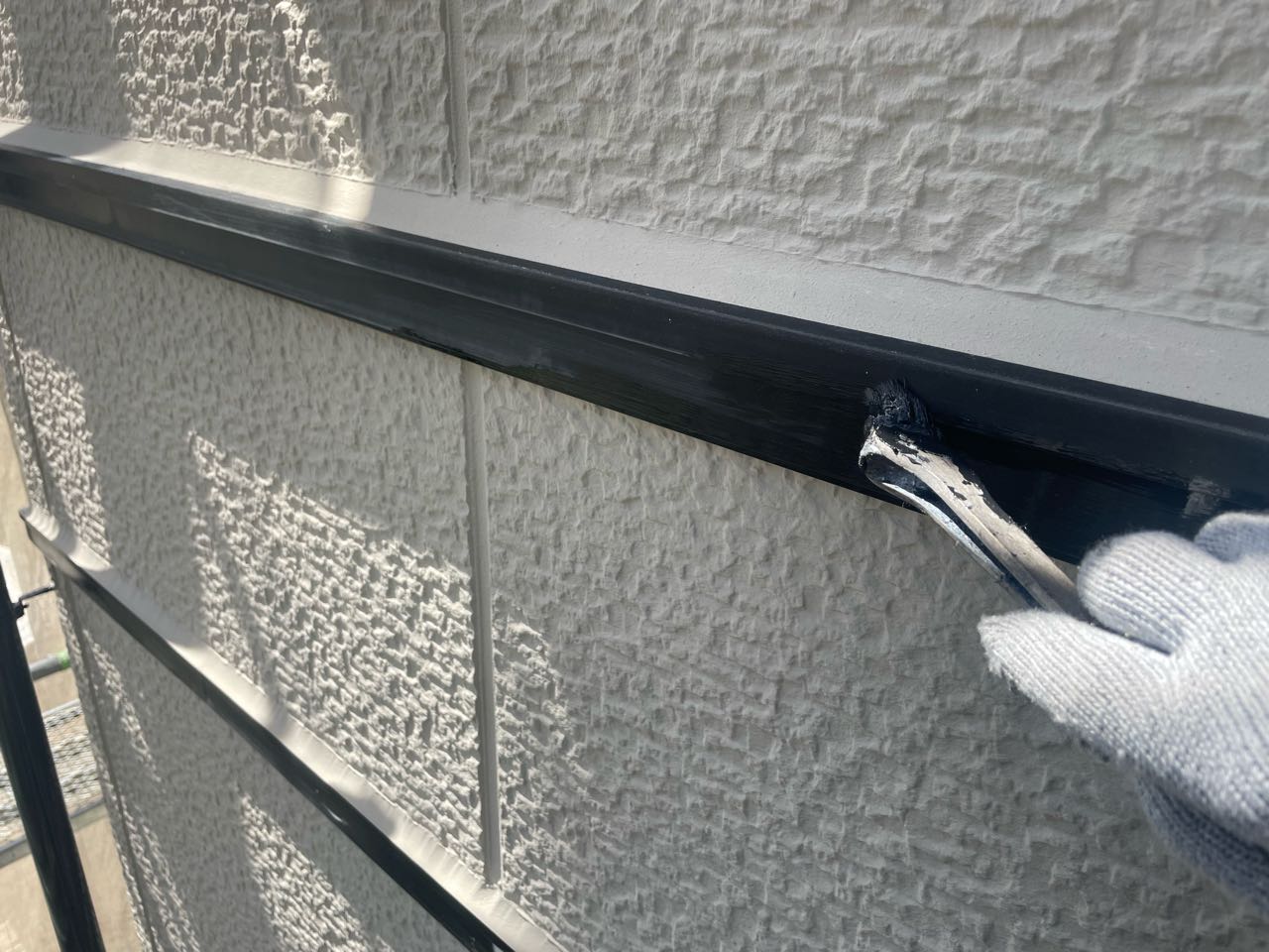 仕上げ塗装1回目です。