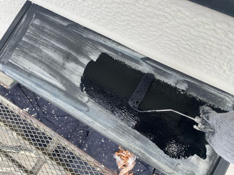 仕上げ塗装1回目です。