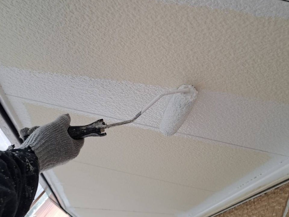 仕上げ塗装1回目です。