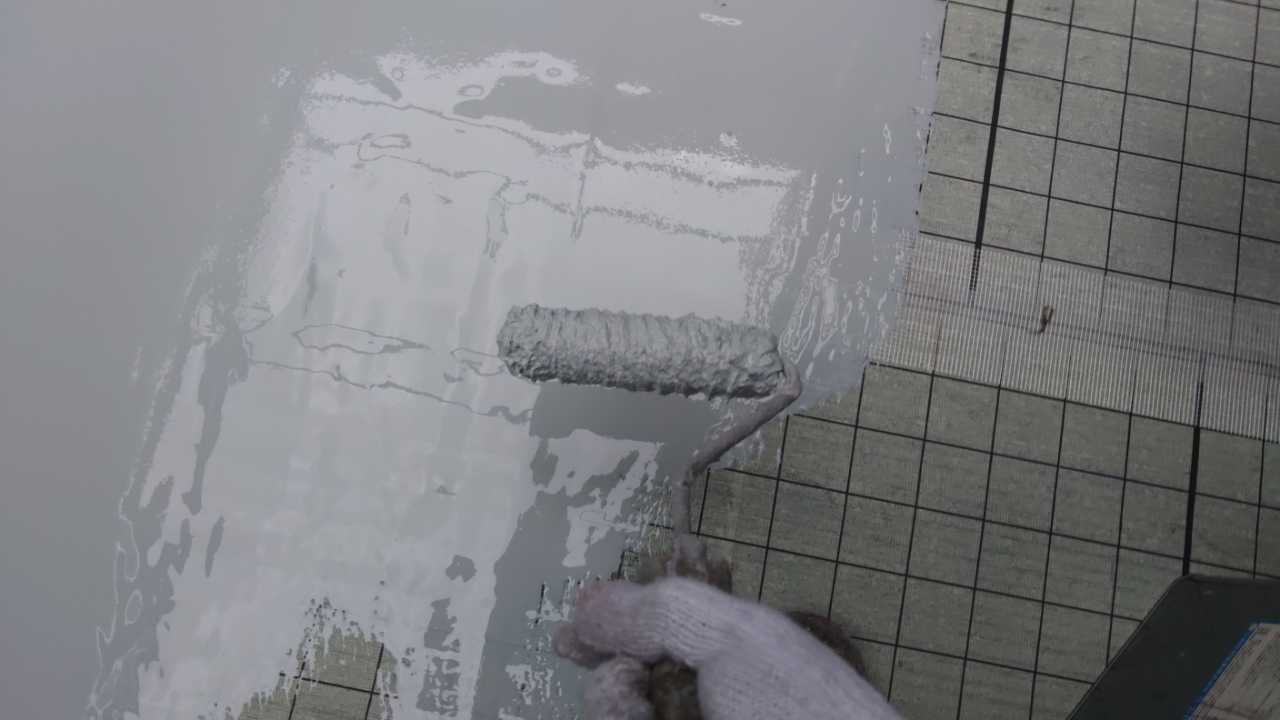 ウレタン防水塗布1回目。