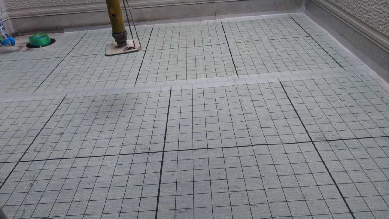 自着シートを張ります。