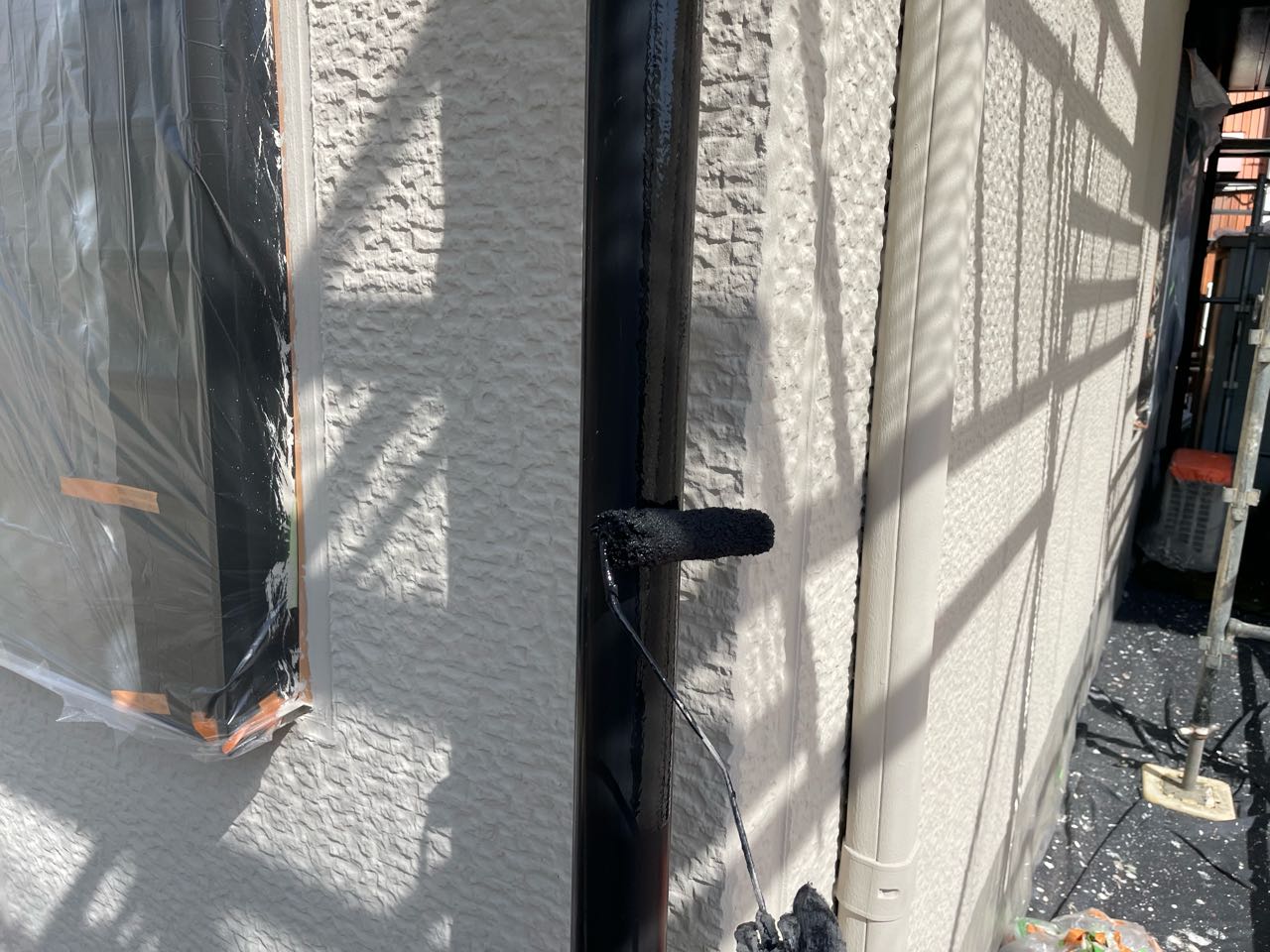 仕上げ塗装1回目です。