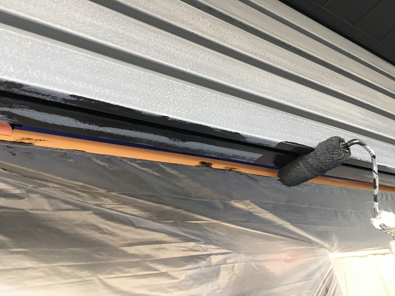 仕上げ塗装1回目です。