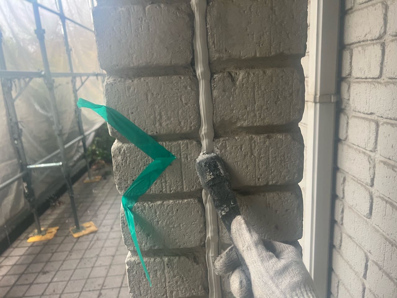 へらで押さえ込みます。