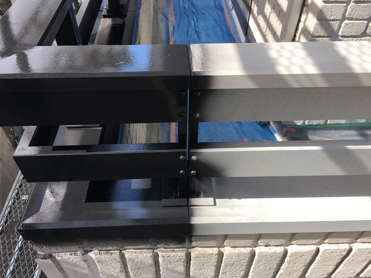 仕上げ塗装1回目です。