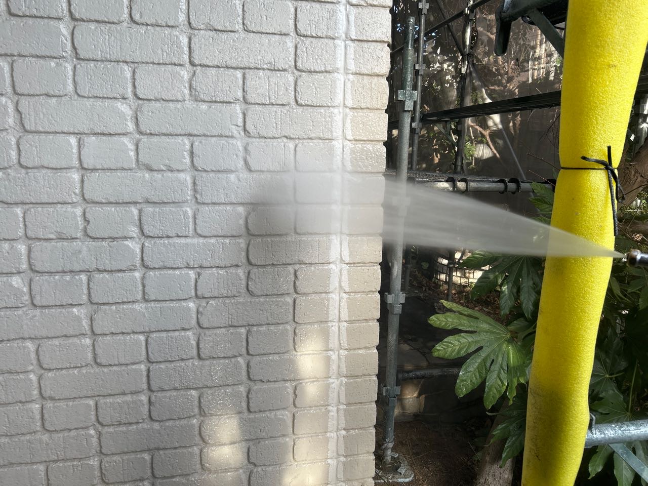 高圧洗浄します。