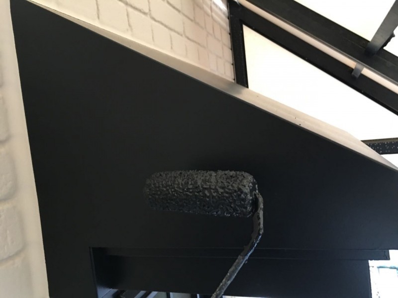 仕上げ塗装1回目です。