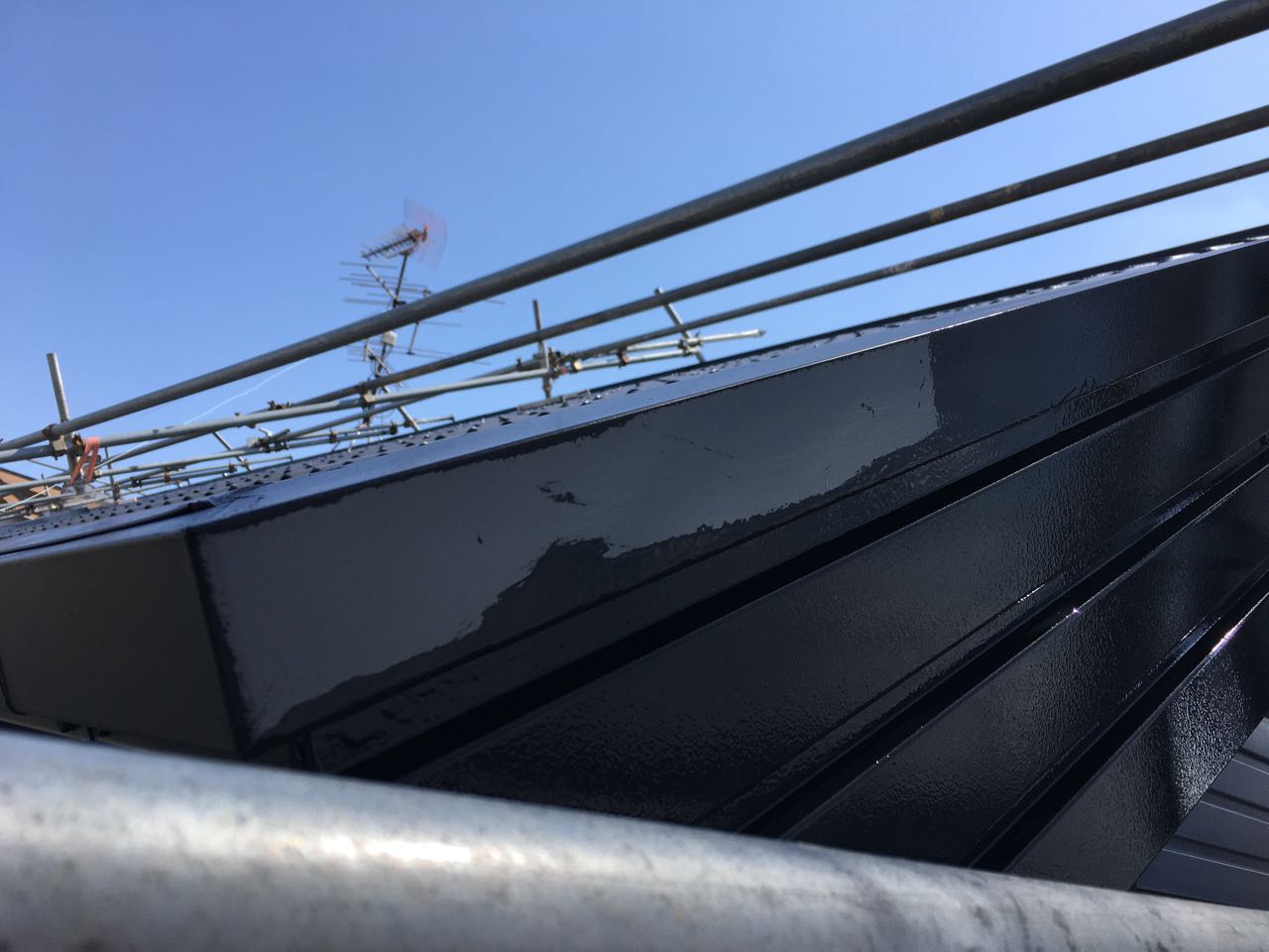 仕上げ塗装1回目です。