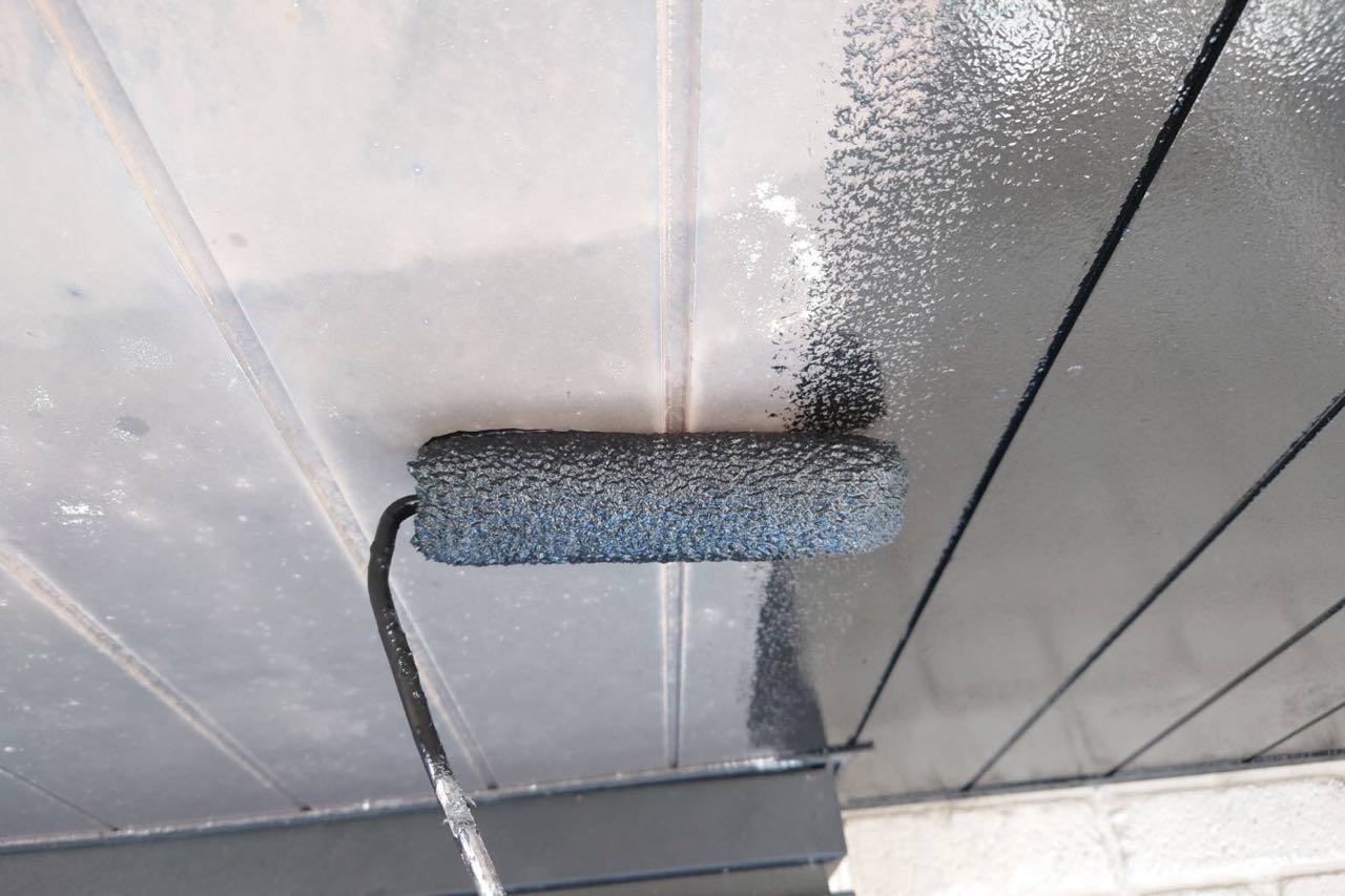 仕上げ塗装1回目です。