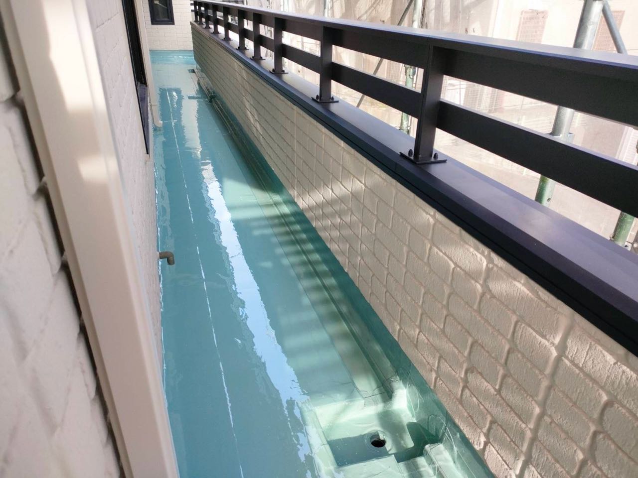 ウレタン防水塗布1回目。