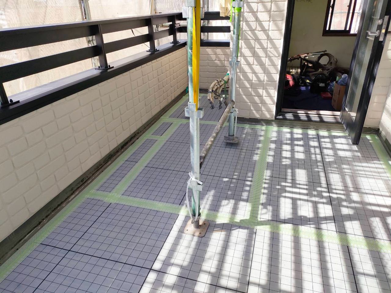 自着シートを張ります。