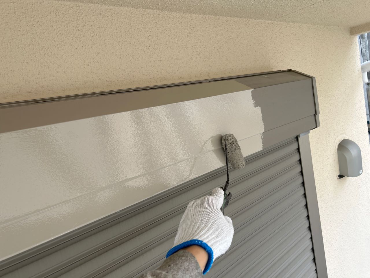 仕上げ塗装1回目です。