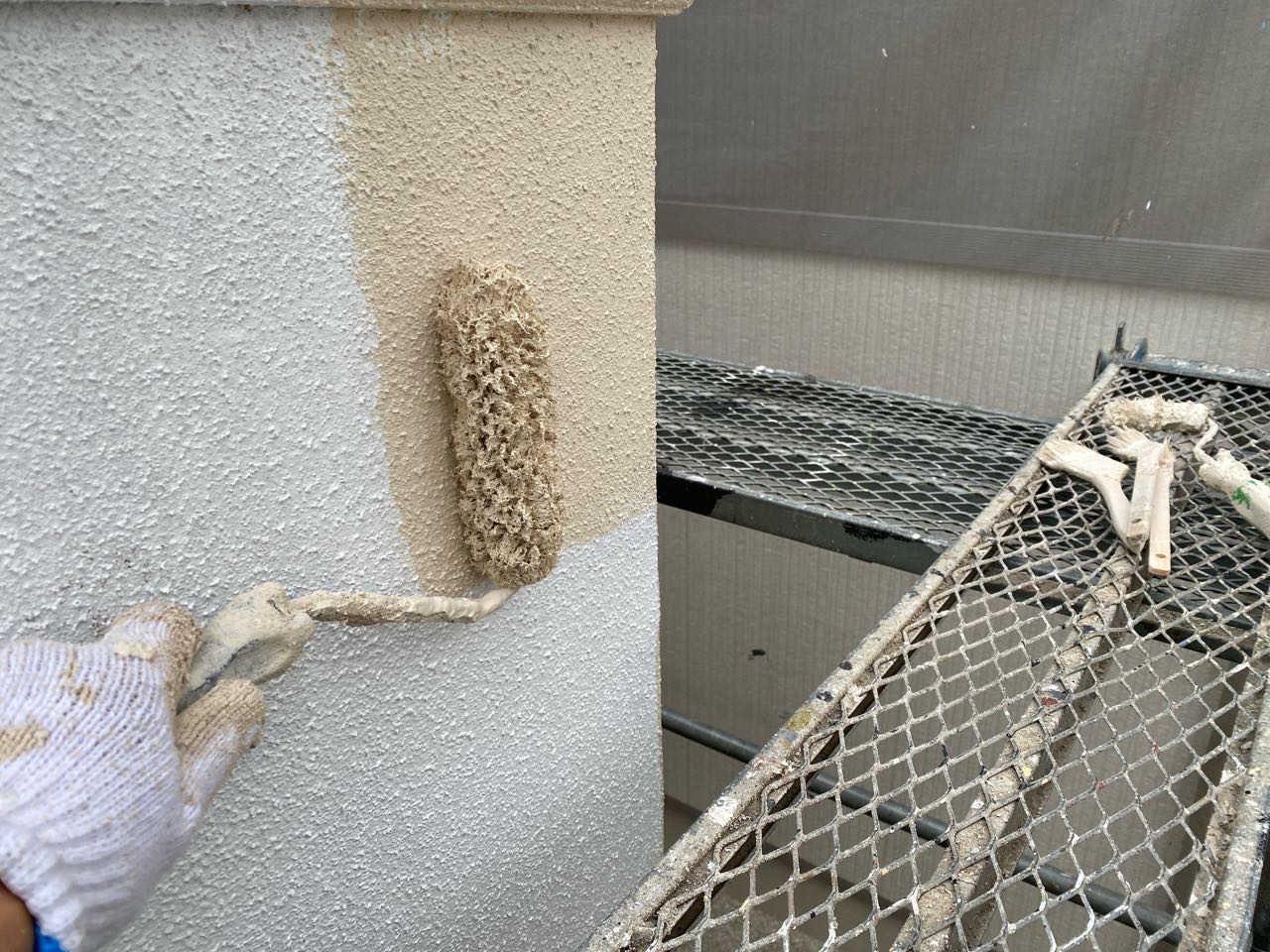 仕上げ塗装1回目です。