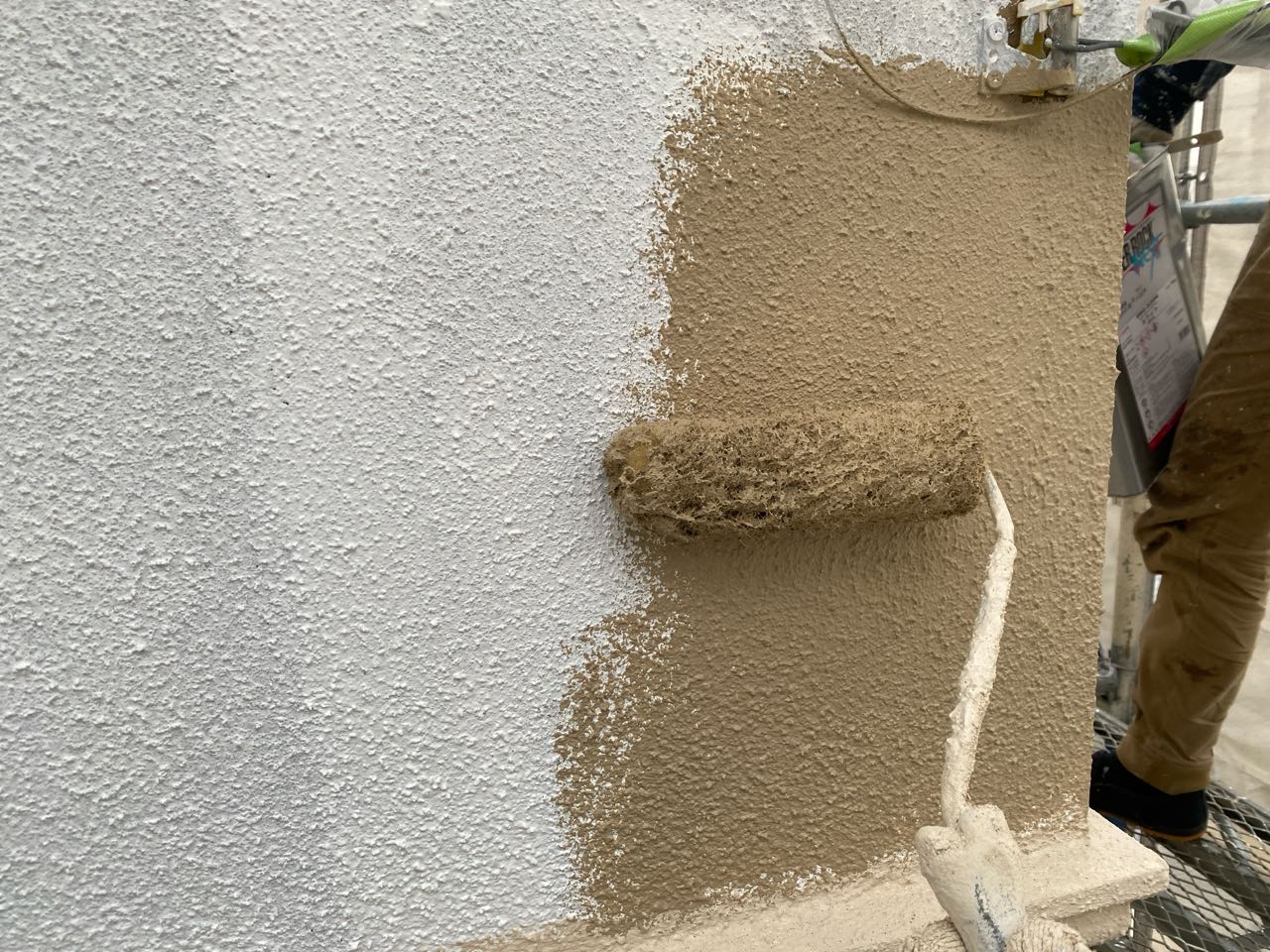 仕上げ塗装1回目です。