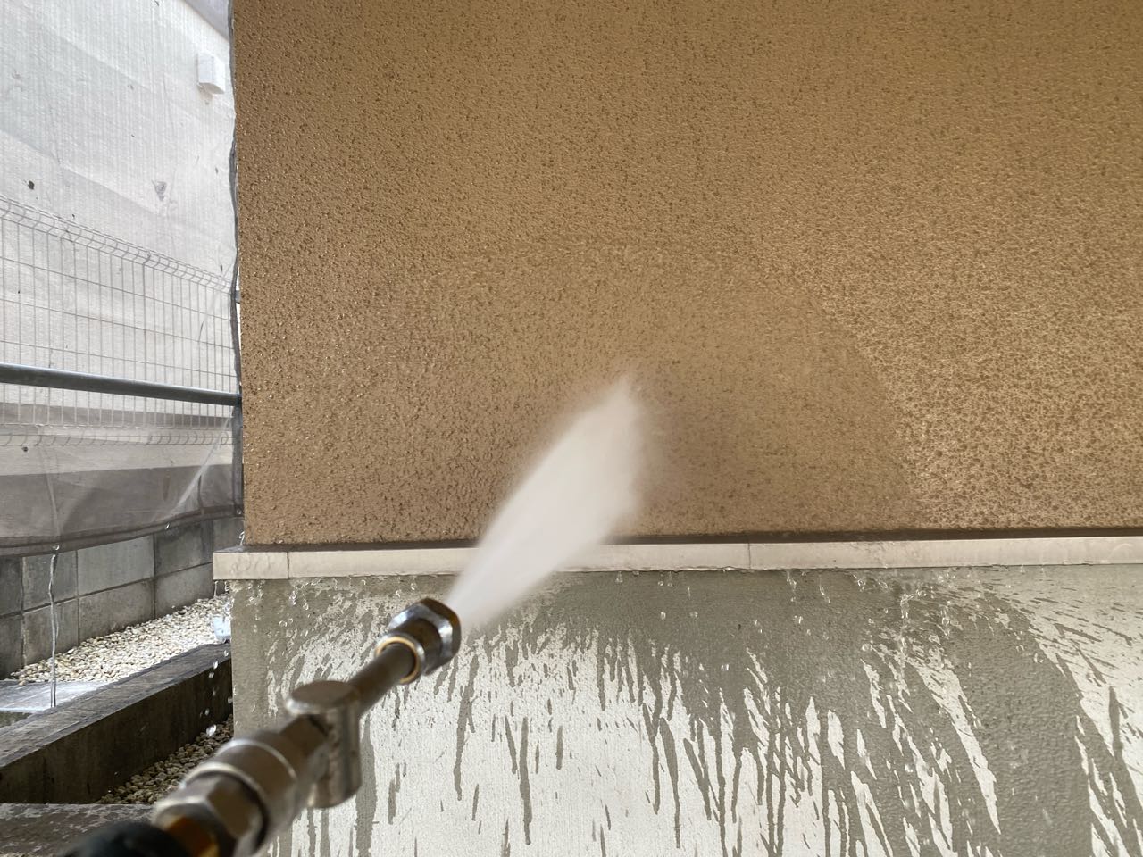 高圧洗浄します。